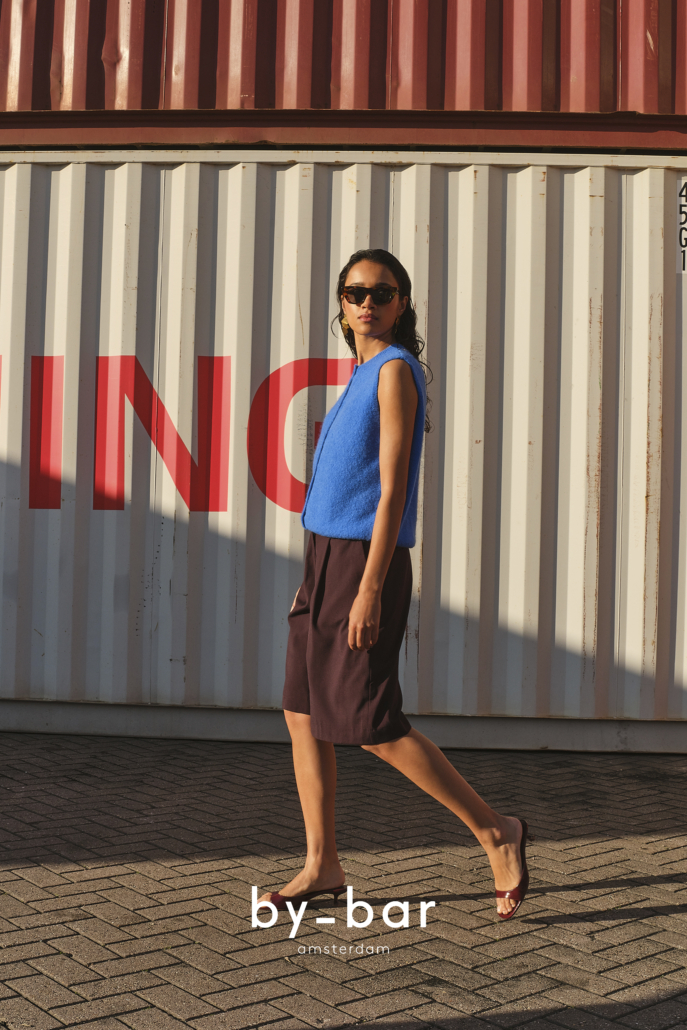Collectie by-bar zomer 2025 - gebreide spencer stone met wijde pantalon